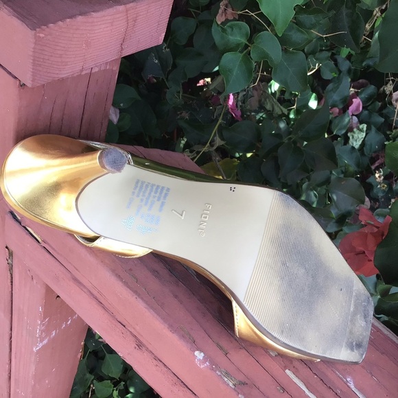 Gold High Heels Shoe - Picture 3 of 9